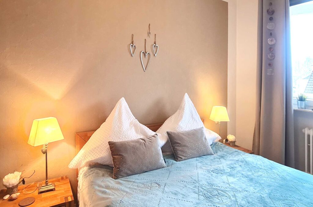 Schlafzimmer-mit-Herzdeko