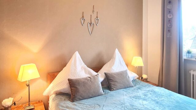 Schlafzimmer-mit-Herzdeko