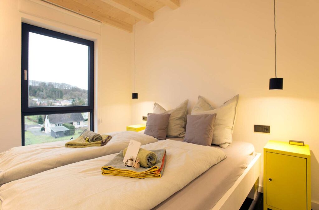 ferienhaus-eifelhaus-auf-zeit-07-vulkaneifel-schlafzimmer-doppelbett