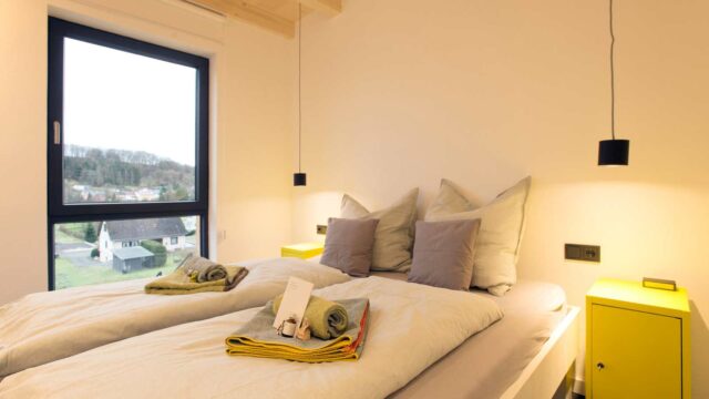 ferienhaus-eifelhaus-auf-zeit-07-vulkaneifel-schlafzimmer-doppelbett
