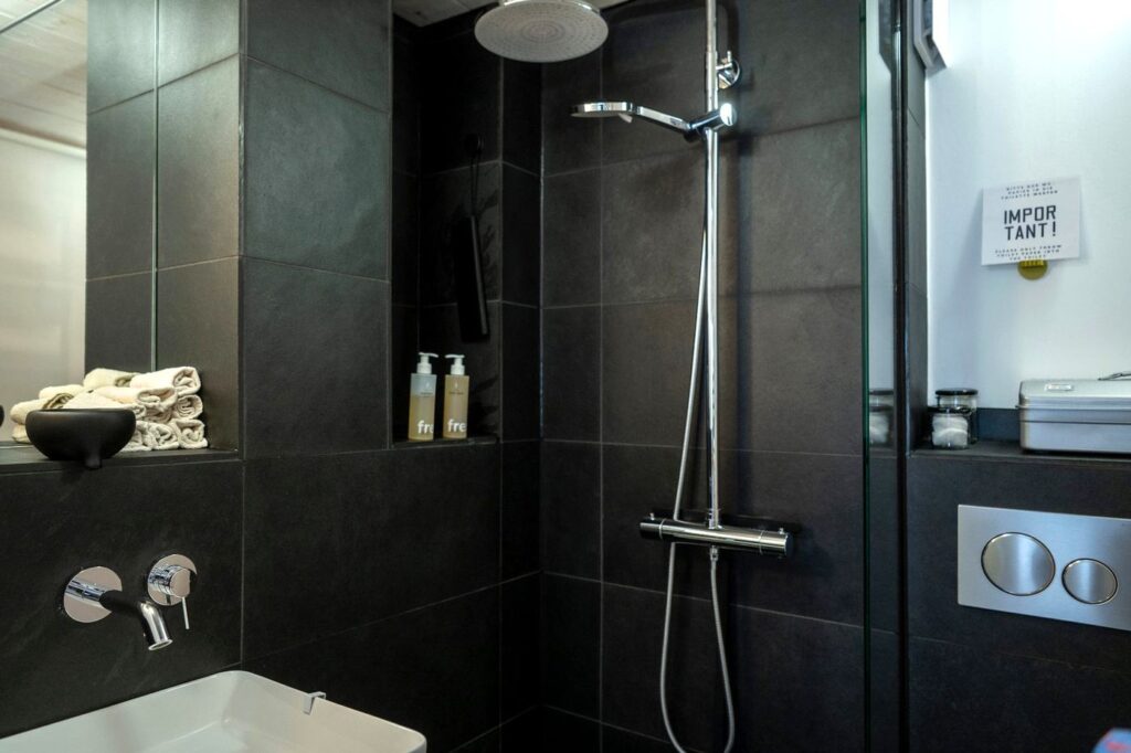 ferienwohnung-zons22-tiny-loft-02-dormagen-zons-bad-mit-regendusche
