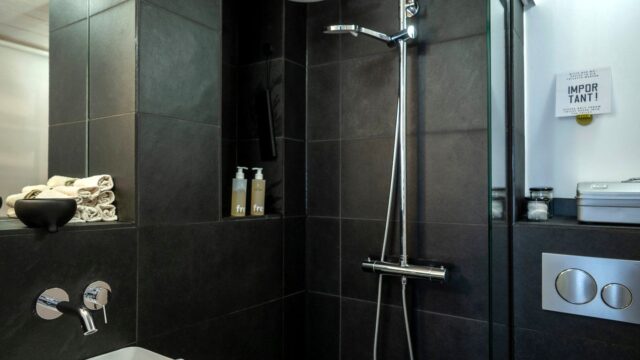 ferienwohnung-zons22-tiny-loft-02-dormagen-zons-bad-mit-regendusche