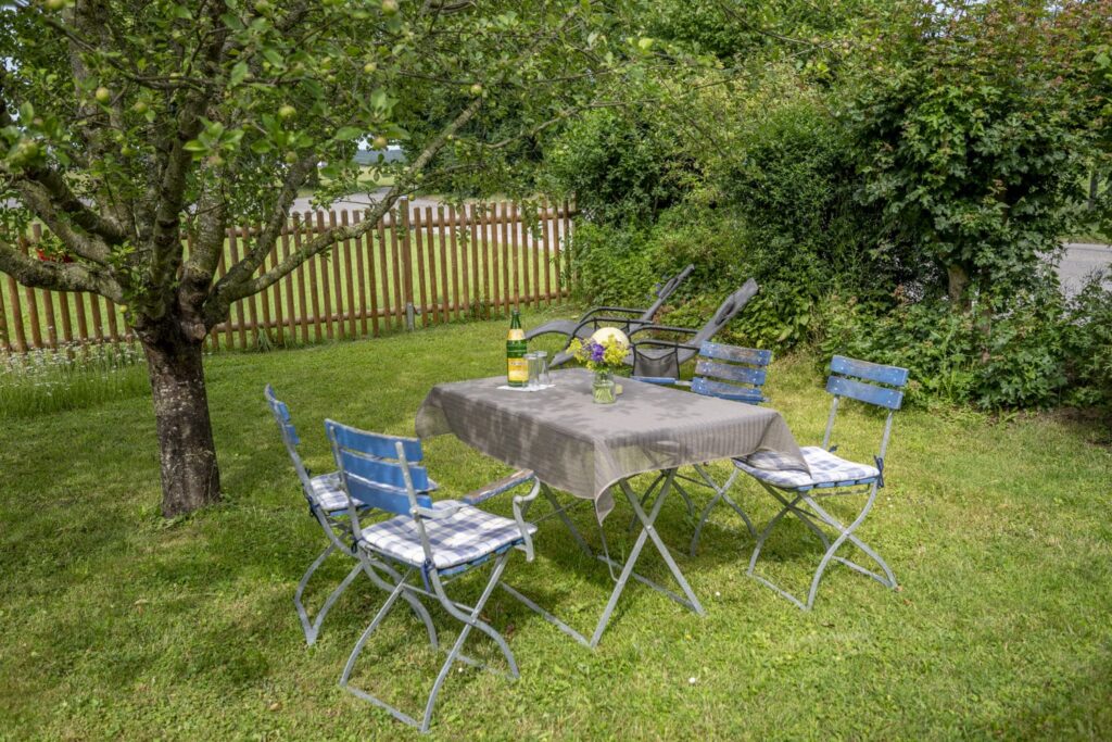 fewo-allgaeublick-memmingen-03-gartentisch