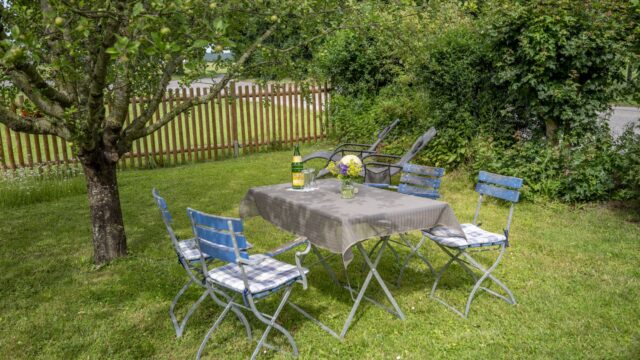 fewo-allgaeublick-memmingen-03-gartentisch