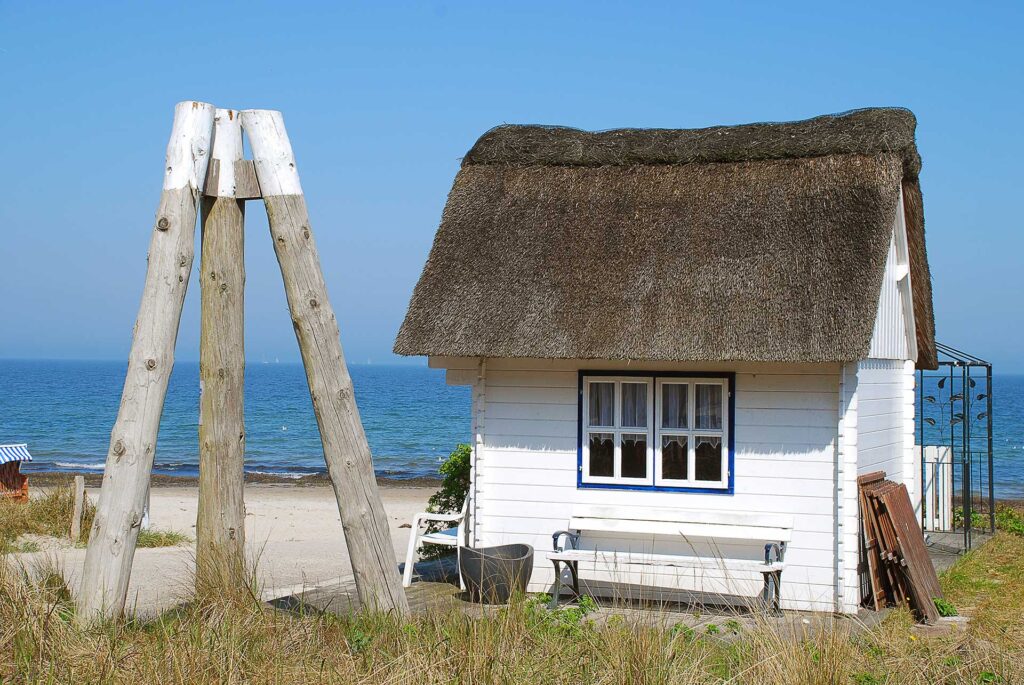 Strandhaeuschen-an-der-Strandpromenade-von-Scharbeutz
