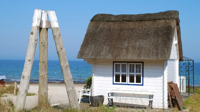 Strandhaeuschen-an-der-Strandpromenade-von-Scharbeutz
