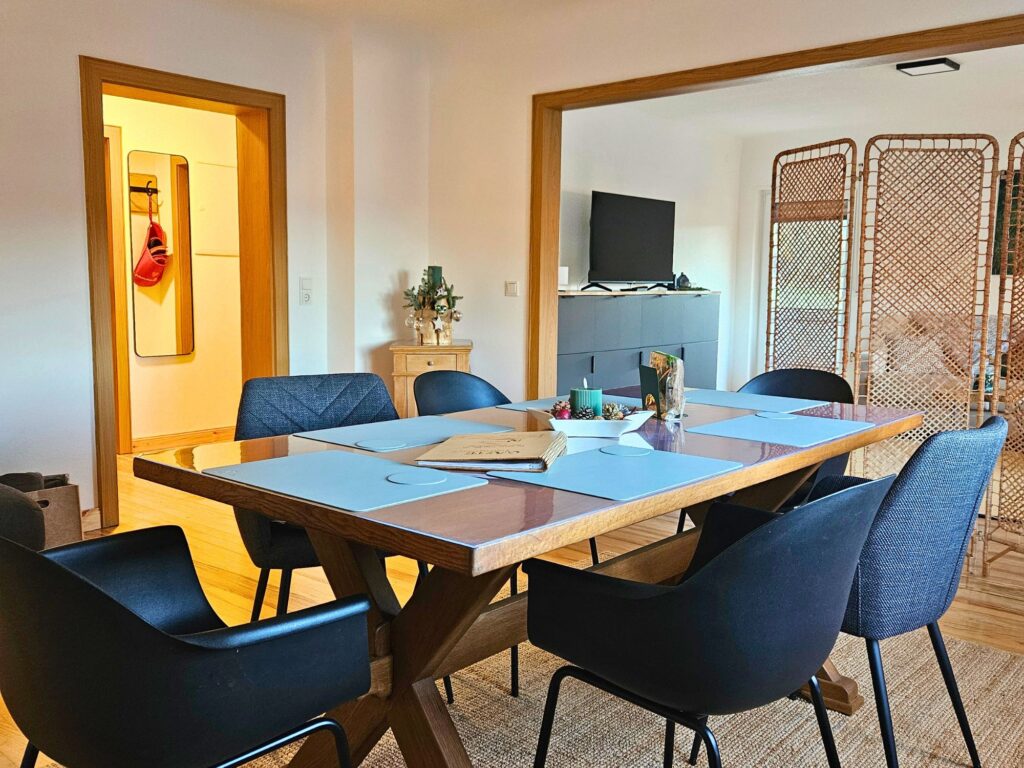 bostalsee-ferienwohnung-schwarzhof-hanfdell-esszimmertisch