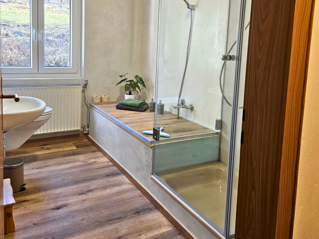 bostasee-ferienwohnung-schwarzhof-hahnekraeh-helles-tageslichtbad