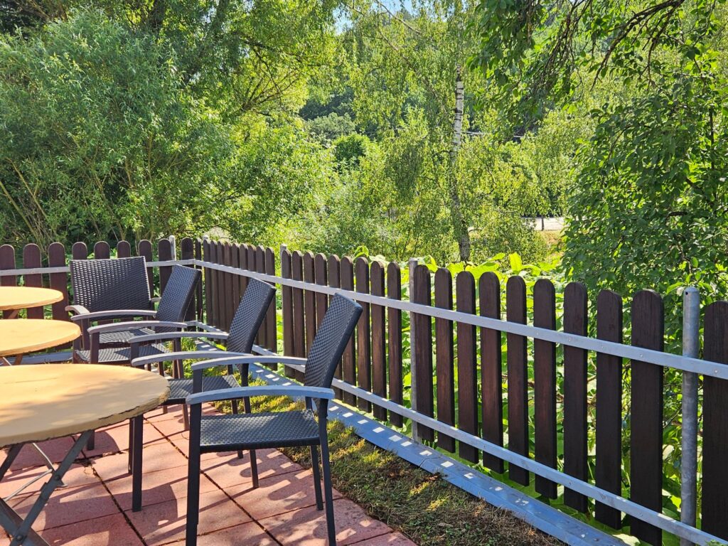 ferienhaus-bostalsee-gestuet-nahetal-terrasse-blick-ins-gruen