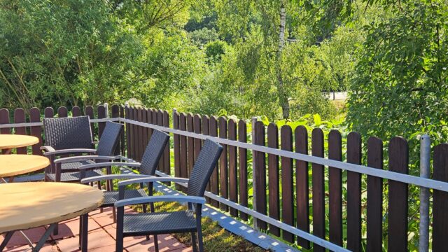 ferienhaus-bostalsee-gestuet-nahetal-terrasse-blick-ins-gruen